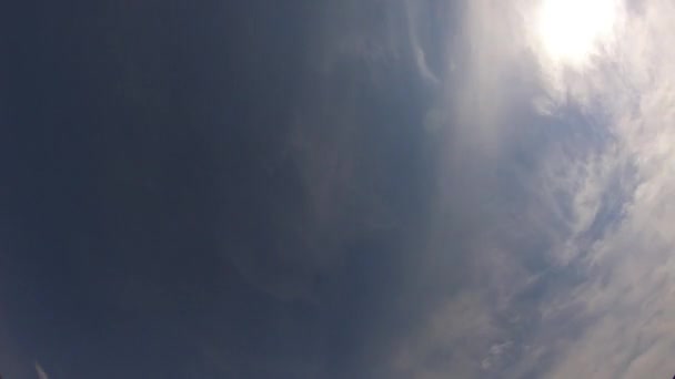 青い空の時間経過を雲します。 — ストック動画