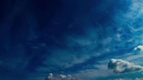 Wolke am blauen Himmel im Zeitraffer — Stockvideo