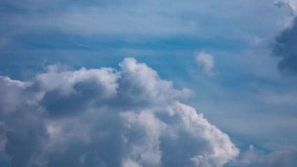 Cloud v modré obloze časová prodleva — Stock video