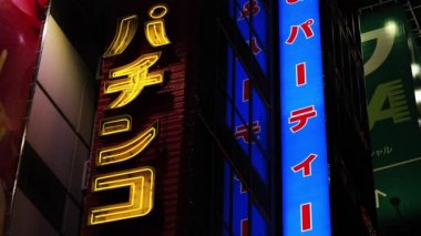 Şehir merkezinde gece Japon neon Pano