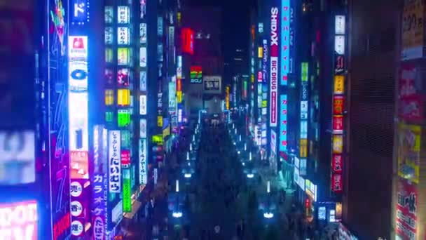 Ночь на улице в неоновом городе — стоковое видео