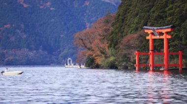 Shizuoka Japonya'da Ashinoko gölde yüzen tekne