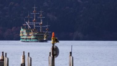 Gemi Shizuoka Japonya'da Ashinoko gölde yüzen