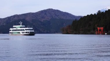 Gemi Shizuoka Japonya'da Ashinoko gölde yüzen