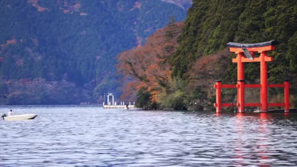 Barco flotante en el lago Ashinoko en Shizuoka Japón — Vídeos de Stock