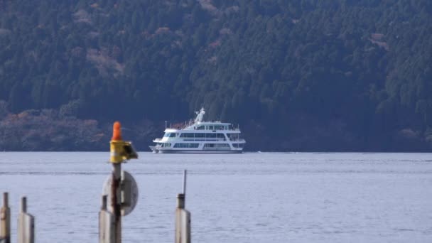 Επιπλέοντα πλοίο στη λίμνη Ashinoko στην Ιαπωνία Shizuoka — Αρχείο Βίντεο