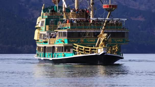 Drijvende schip aan Ashinoko meer in Shizuoka, Japan — Stockvideo