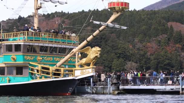 Buque flotante en el lago Ashinoko en Shizuoka Japón — Vídeos de Stock