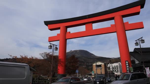 Большие религиозные ворота в святилище Хаконэ в Сидзуоке, Япония — стоковое видео