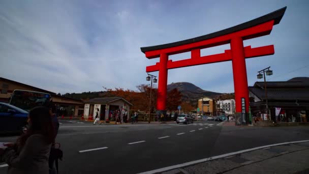 Gran puerta religiosa frente al santuario tradicional en el timelapse calle — Vídeo de stock