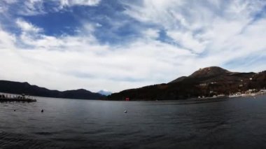 Zaman atlamalı Mt.Fuji arkasında büyük göl