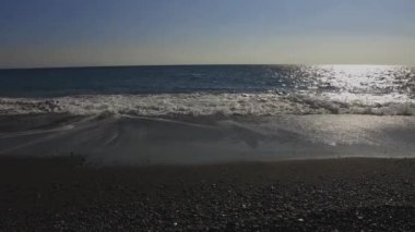 Dalga Shizuoka kumlu beach civarındaki. Numazu-shi Shizuoka Japonya - 11.27.2018: Bu s dalgalar Shizuoka Japonya'da kumlu plaj yakınında. fotoğraf makinesi: Canon Eos 5d mark4