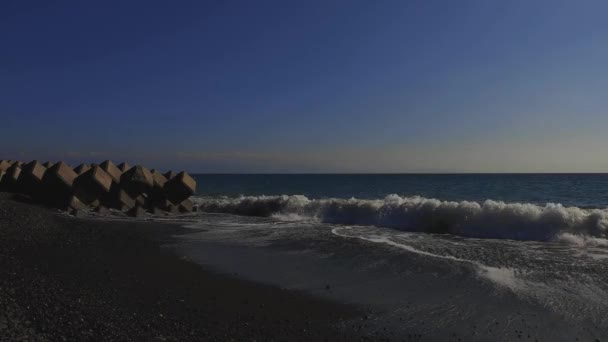 Хвилі біля піщаного пляжу в Сідзуока широкий постріл, включаючи копію простір — стокове відео