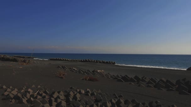Хвилі біля піщаного пляжу в Сідзуока широкий постріл, включаючи копію простір — стокове відео