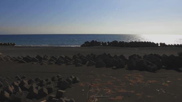 Vague près de la plage de sable fin à Shizuoka plan large avec espace de copie — Video