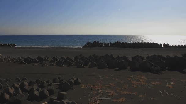 Ola cerca de la playa de arena en Shizuoka amplio tiro incluyendo espacio para copiar — Vídeo de stock