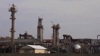 Yokkaichi Mie Japonya 'daki sanayi bölgesinde fabrika.