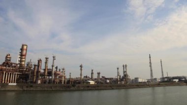 Yokkaichi Mie Japonya 'daki sanayi bölgesinde fabrika.