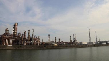 Yokkaichi Mie Japonya 'daki sanayi bölgesinde fabrika.