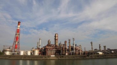 Yokkaichi Mie Japonya 'daki sanayi bölgesinde fabrika.