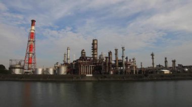 Yokkaichi Mie Japonya 'daki sanayi bölgesinde fabrika.