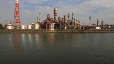 Yokkaichi Mie Japonya 'daki sanayi bölgesinde fabrika.