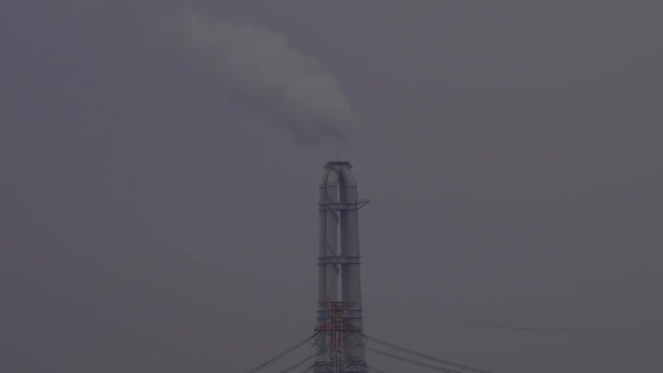 四日市三重県 induzrial 地区 chemney でたばこを吸う — ストック動画