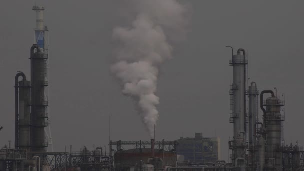 Humo en la chimenea de la zona industrial de Yokkaichi Mie Japón — Vídeo de stock