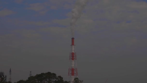 Na chemney v oblasti induzrial v Japonsku Yokkaichi Mie kouřit — Stock video