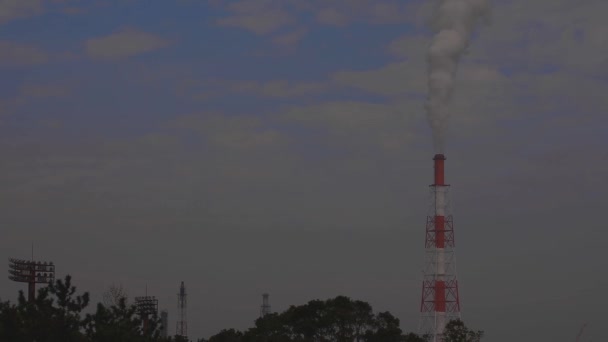 Humo en la chimenea de la zona industrial de Yokkaichi Mie Japón — Vídeo de stock