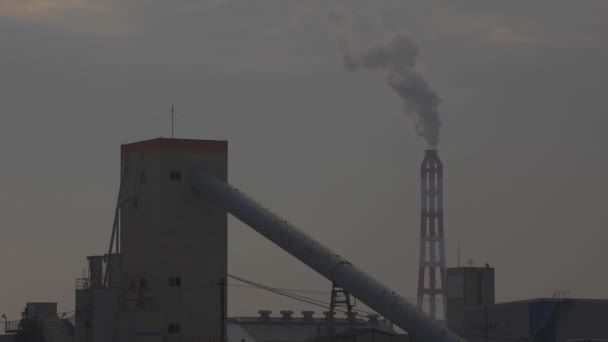 Humo en la chimenea de la zona industrial de Yokkaichi Mie Japón — Vídeo de stock