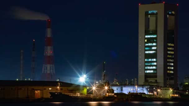 Yokkaichi Mie 'deki sanayi bölgesinde, nehrin kıyısında gece vakti doluyor. — Stok video