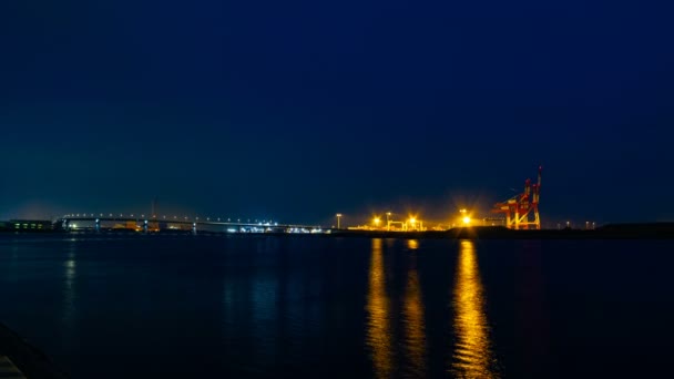 Noche Tiempo lapso cerca del río en el área industrial en Yokkaichi Mie — Vídeos de Stock