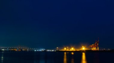 Yokkaichi Mie 'deki sanayi bölgesinde, nehrin kıyısında gece vakti doluyor.