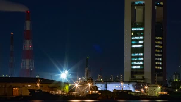 Zeitraffer in der Nacht am Fluss im Industriegebiet von Yokkaichi Mie — Stockvideo