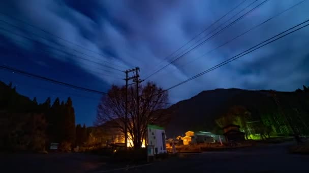 Πάροδο του χρόνου έναστρο ουρανό στο δασικό δρόμο στην Ιαπωνία Gifu — Αρχείο Βίντεο