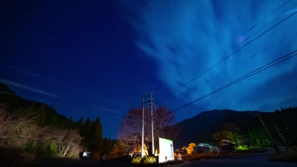Зоряне небо проміжок часу на лісовій дорозі в Ґіфу, Японія — стокове відео