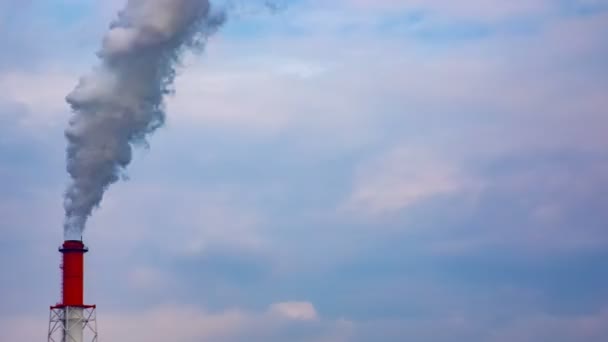 El lapso de tiempo de humo en la chimenea en el área industrial en Yokkaichi Mie Japón — Vídeo de stock