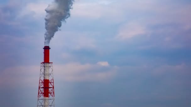 Temps de fumée à la cheminée dans la zone induzrial à Yokkaichi Mie Japon — Video
