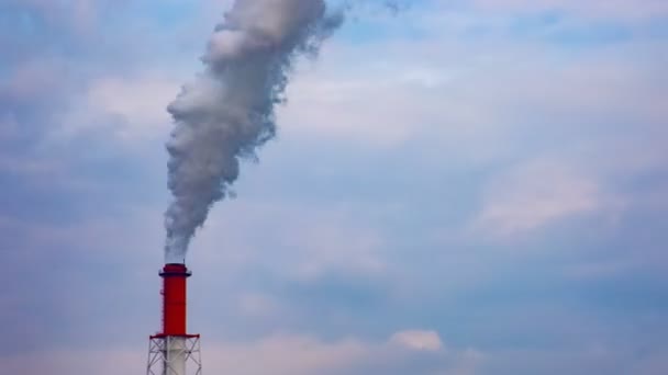 Tempo di fumo al camino nella zona industriale di Yokkaichi Mie Giappone — Video Stock