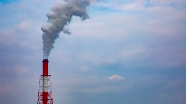 El lapso de tiempo de humo en la chimenea en el área industrial en Yokkaichi Mie Japón — Vídeo de stock