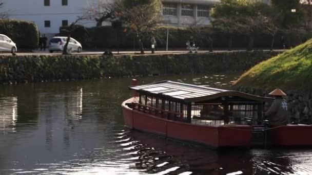 滋賀県彦根の伝統的なダウンタウンお堀のボートをフローティング — ストック動画
