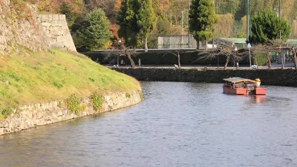 Floating boat in the moat at traditional downtown in Hikone Shiga — Stock Video