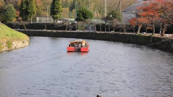 Barco flotante en el foso en el centro tradicional de Hikone Shiga — Vídeos de Stock