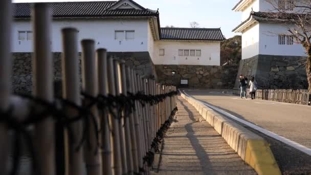 Calle pasada de moda cerca de partición de bambú de mano en el centro tradicional de Hikone Shiga — Vídeos de Stock