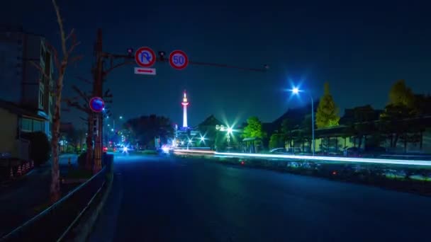 Tempo noturno caduca atrás da torre de TV em Kyoto — Vídeo de Stock