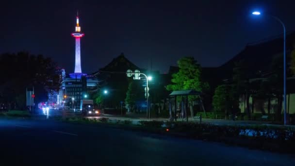 Nattetid förfaller bakom TV-tornet i Kyoto — Stockvideo