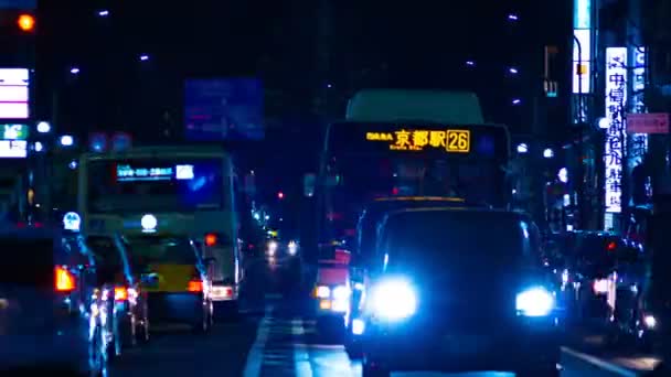 Zeitraffer in der Nacht an der Kreuzung in Kyoto Mitte Schuss — Stockvideo