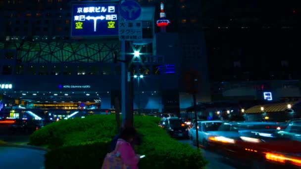 El lapso de tiempo nocturno en el cruce en Kyoto tiro medio — Vídeos de Stock
