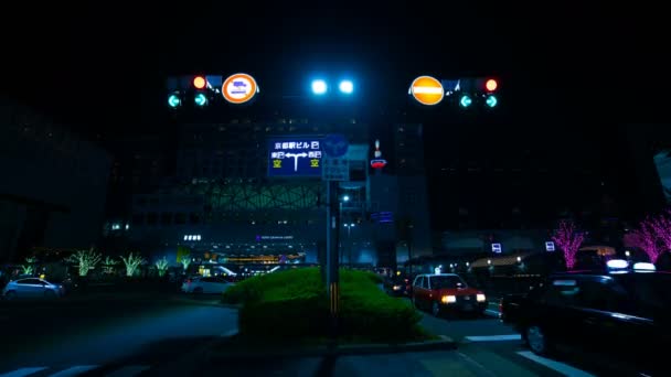 Noční časová prodleva na křižovatce v Kjótu uprostřed záběru — Stock video